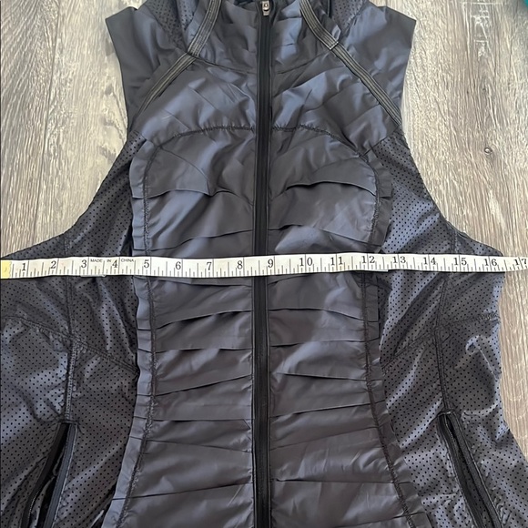 Lululemon Black Sleeveless Jacket - Picture 9 of 11